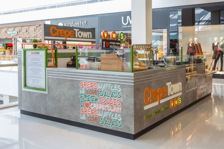 Cosmopolitan kiosk design in the middle of a mall in Brazil
