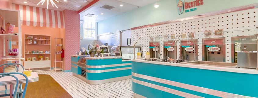 Dessert shop in pink and turquoise.