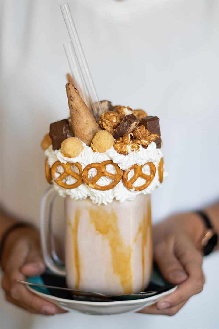 Milkshake presented in a glass jar whose cleaning generates the need for a grease trap