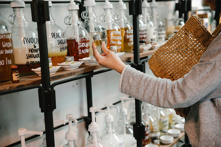 Customer browsing a natural cosmetics store, suggesting how temperature impacts sales and the perception of product quality