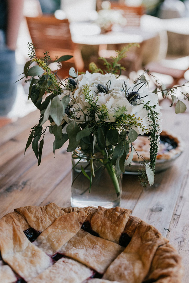 Seasonal decor with flower vase on dessert shop table. 