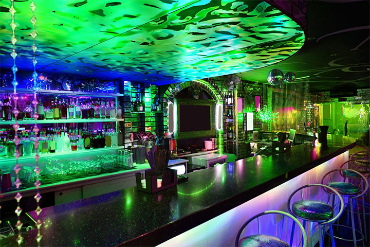 Highly reflective wall and ceiling materials in contemporary bar design.