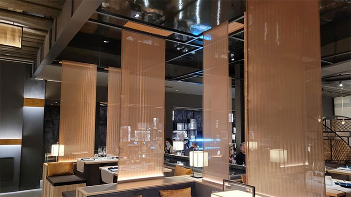 Metal-mesh wall and ceiling materials used as partitions in restaurant design.