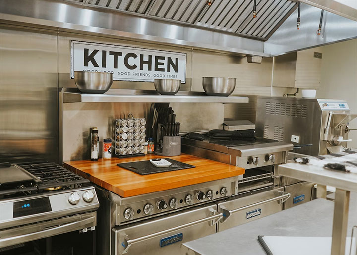 Kitchen restaurant design with top-notch equipment.