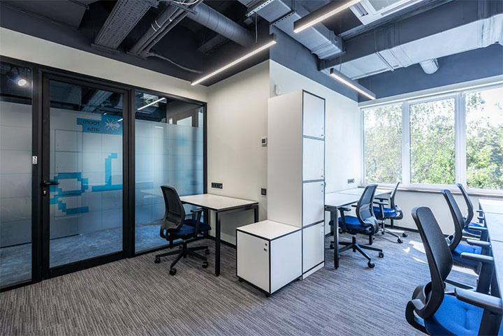 Carpeted area in large office.